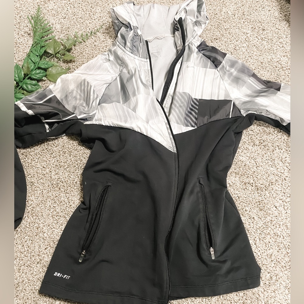 Nike Women's Black and Gray Jacket